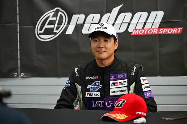 인터뷰 중인 레드콘모터스포트 소속 이율 드라이버 (사진=토요타코리아)