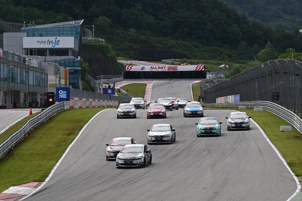 원메이크 레이스 프리우스 클래스에 참가한 경주차들이 출발선을 박차고 나가는 모습 (사진=토요타코리아)