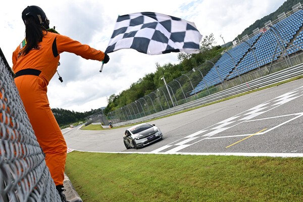 레드콘모터스포트 소속 이율 드라이버가 체커기를 받는 모습 (사진=토요타코리아)