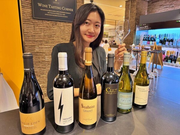 롯데백화점이 추석 시즌을 맞아 가성비 와인부터 프리미엄 와인까지 특별한 스토리가 담긴 '스토리텔링 와인' 선물 세트를 선보인다. (사진=롯데백화점)