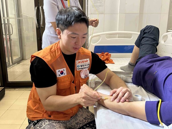 제주항공이 열린의사회와 함께 지난 3일부터 8일까지 라오스 루앙프라방에서 27번째 해외의료봉사활동을 펼쳤다. (사진=제주항공)