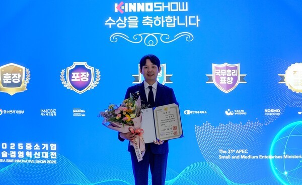 무인이동체 자율군집제어 전문기업 파블로항공의 김영준 대표가 드론 산업 성장에 기여한 공로를 인정받아 국무총리표창을 수상했다. (사진=파블로항공)