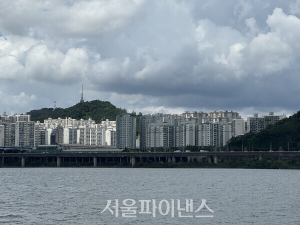 한강에서 바라 본 서울 아파트들. (사진=오세정 기자)