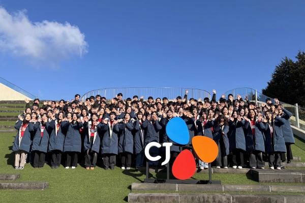 지난해 신입 공채를 통해 선발된 CJ그룹 신입사원들이 올해 1월 제주도 클럽 나인브릿지에서 기념사진촬영을 하고 있다. (사진=CJ그룹)