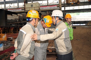 강덕수 STX그룹 회장이 12일 STX조선해양 진해조선소 생산현장을 찾아 협력업체 임직원들을 격려하고 있다. 사진=STX