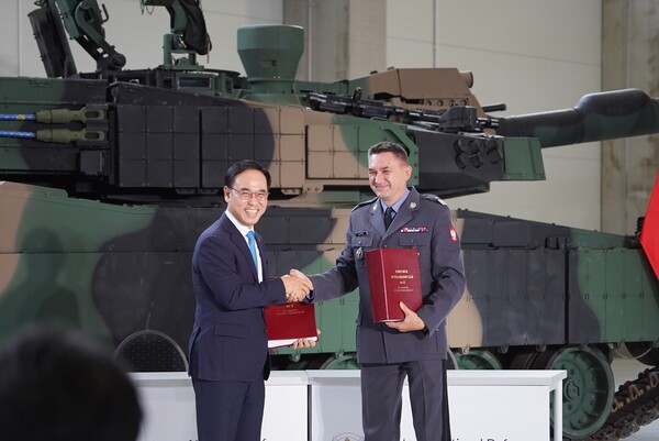 아르뚜르 쿱텔 폴란드 군비청장(오른쪽)과 이용배 현대로템 사장이 지난 8월 1일(현지시간) 폴란드 글리비체에서 진행된 K2전차 2차 이행계약 서명식에서 기념촬영을 하고 있다. (사진=현대로템)