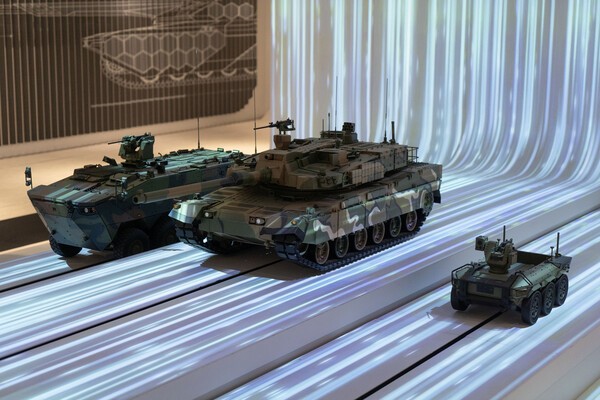 (왼쪽부터)차륜형 장갑차와 K2전차, UGV 등이 함꼐 작전하는 모습을 구현한 모형 (사진=현대로템)