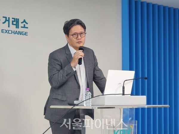9일 황승택 하나증권 리서치센터장은 서울 여의도 한국거래소에서 '하반기 글로벌 금융시장 전망'을 주제로 발언하고 있다.(사진=박조아 기자)