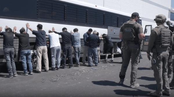 미국 이민세관단속국(U.S. Immigration and Customs Enforcement)이 조지아주 서배너에 위치한 현대차그룹-LG에너지솔루션의 합작 배터리 공장(HL-GA 배터리 회사) 건설 현장에서 불법체류자 단속을 하고 있다. (사진=미국 이민세관단속국 홈페이지 영상 캡처)