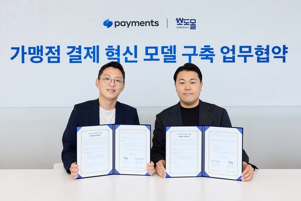 토스페이먼츠 우송수 사업총괄(왼쪽)과 소도몰 서덕호 대표(오른쪽)가 업무협약을 체결하고 기념촬영을 하고 있는 모습 (사진=토스)