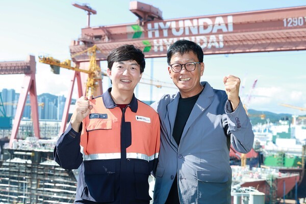 HD현대는 지난 9일 서울 여의도 페어몬트 앰버서더 호텔에서 열린 '숙련기술인의 날 기념식'에서 2명의 대한민국 명장을 배출하는 영예를 안았다. 사진은 이번에 대한민국 명장에 선정된 HD현대중공업 소속 고민철 기사(왼쪽)와 그의 부친인 고윤열 명장(오른쪽)의 모습 (사진=HD현대)