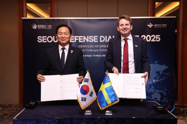 대한민국과 스웨덴은 지난 9일 서울 중구 롯데호텔에서 열린 2025 서울안보대화에서 이두희 대한민국 국방부 차관(왼쪽)과 요한 베르그렌 스웨덴 국방부 차관 간 양자회담을 통해 국방협력 MOU를 갱신했다. (사진=국방부)