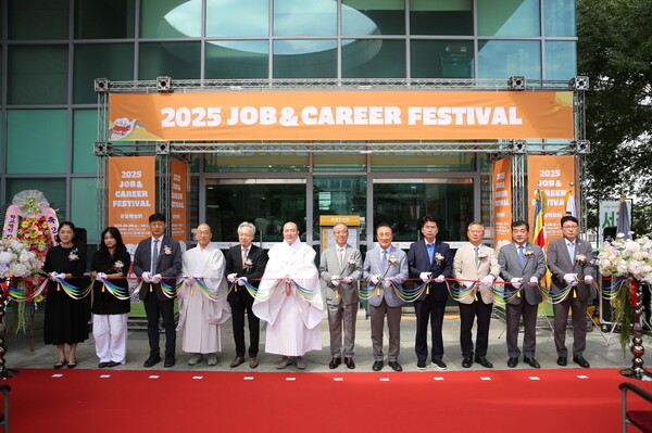 취업박람회 개막식에 참석한 동국대학교 관계자들이 기념사진을 찍고 있다.(사진=동국대학교)