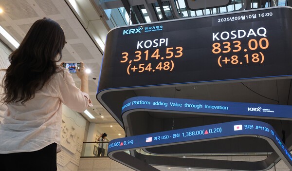 코스피가 사상 최고치를 경신한 10일 서울 여의도 KRX한국거래소에서 관계자들이 대형 전광판을 바라보고 있다. (사진=연합뉴스)