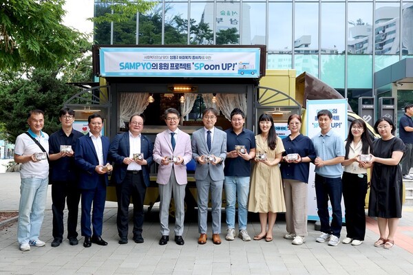 지난 9일 성동구 소월아트홀에서 열린 '제26회 사회복지의 날' 기념행사에서 정원오 성동구청장(왼쪽에서 다섯 번째)과 유용재 삼표그룹 사회공헌단 상무(왼쪽에서 여섯 번째) 등이 기념촬영을 하고 있다. (사진=삼표그룹)