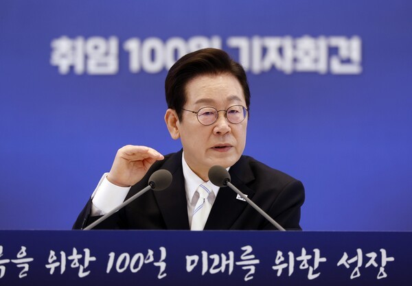 이재명 대통령이 11일 청와대 영빈관에서 열린 취임 100일 기자회견 '회복을 위한 100일, 미래를 위한 성장'에서 답변하고 있다. (사진=연합뉴스)