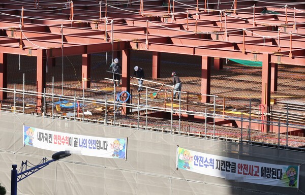 부산 수영구의 한 공사현장에 작업자들의 안전수칙 준수를 내용으로 하는 펼침막이 내걸려 있다. (사진=연합뉴스)