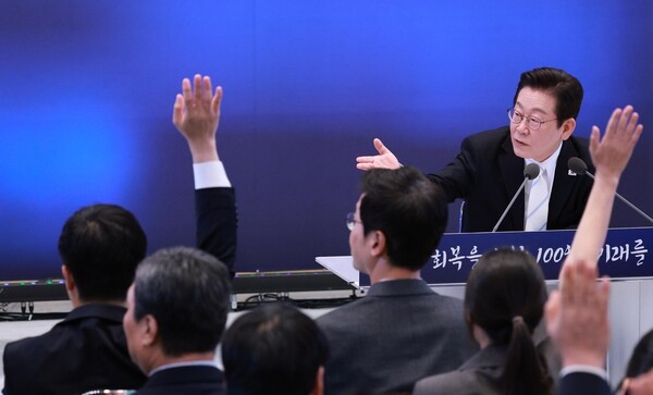 이재명 대통령이 11일 청와대 영빈관에서 열린 취임 100일 기자회견 '회복을 위한 100일, 미래를 위한 성장'에서 질문을 받고 있다. (사진=연합뉴스)