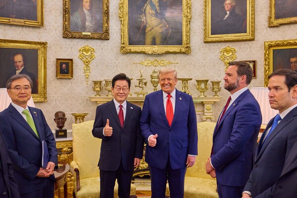 이재명 대통령이 지난 8월 25일(현지시간) 미국 워싱턴DC 백악관에서 열린 한미정상회담에서 도널드 트럼프 미국 대통령과 엄지손가락을 들어보이며 미소짓고 있다. (사진=연합뉴스)