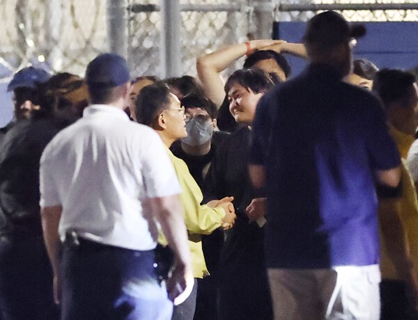 이민국 단속으로 구금됐던 현대차그룹-LG엔솔 배터리 공장 건설 현장 직원들이 11일(현지시간) 미국 조지아주 포크스턴 이민세관단속국(ICE) 구금시설에서 나오며 조기중 워싱턴 총영사와 손을 잡고 대화하고 있다. (사진=연합뉴스)