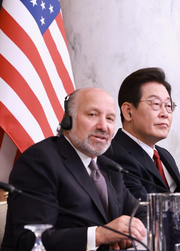 지난 8월 25일(현지시간) 미국 워싱턴DC 윌라드 호텔에서 열린 한미 비즈니스 라운드 테이블에서 하워드 러트닉 미국 상무부 장관(왼쪽)과 이재명 대통령의 모습 (사진=연합뉴스)
