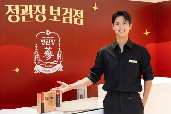 지난 11일 오전 서울 중구 롯데백화점 본점 정관장 매장에서 배우 박보검이 관련 제품을 소개하며 사진을 찍고 있다. (사진=KGC인삼공사)