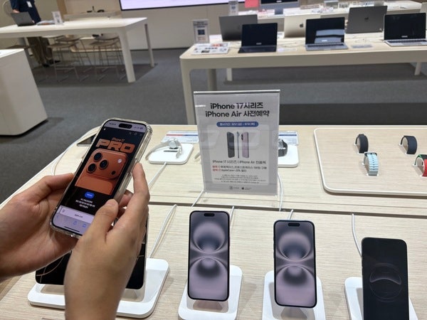 전국 에이스토어 74개점에서 오는 18일까지 아이폰 17시리즈 등 애플 신제품 사전 예약을 진행한다. (사진=이마트)