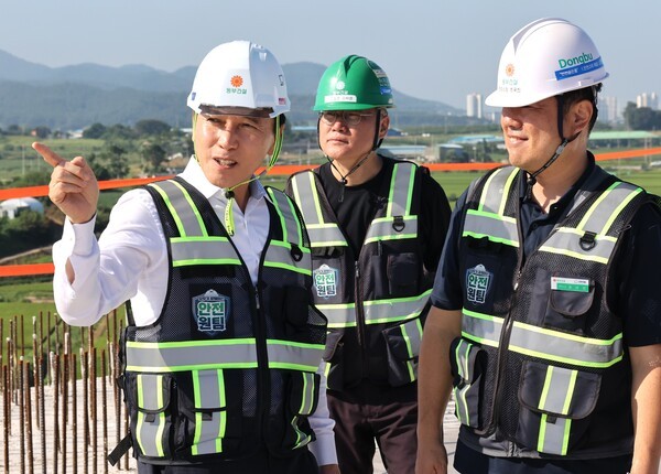 윤진오 동부건설 대표이사(왼쪽 첫번째)가 호남고속철도 2단계 2공구 건설공사 현장을 방문해 안전 점검을 실시하고 있다. (사진=동부건설)