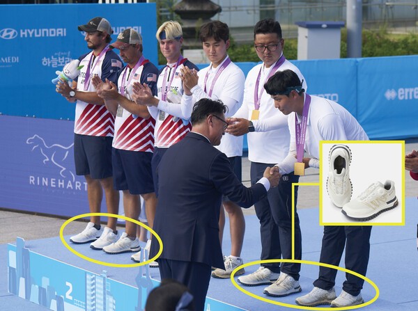 1리커브 남자 단체전 결승 포디움에서 한국과 미국 양궁 선수단이 신고 있는 코오롱스포츠 양궁화 (사진=코오롱FnC)