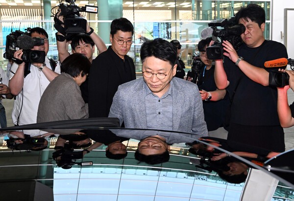 김동명 LG에너지솔루션 사장이 12일 인국제천공항 제2터미널로 귀국해 차량에 탑승하고 있다. (사진=연합뉴스)