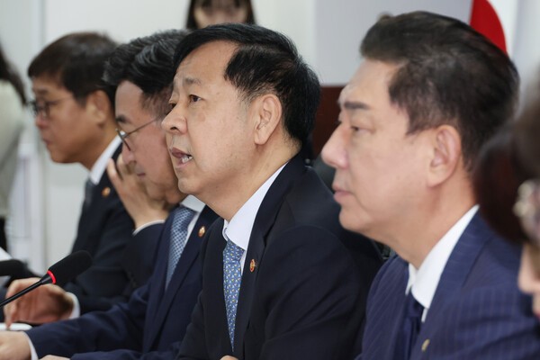 구윤철 부총리 겸 기획재정부 장관이 15일 서울 여의도 국회에서 열린 '추석 민생안정대책 당정협의'에서 주식양도세 부과 대상인 대주주 기준을 현행 50억원으로 유지하기로 했다고 밝히고 있다.(사진=연합뉴스)