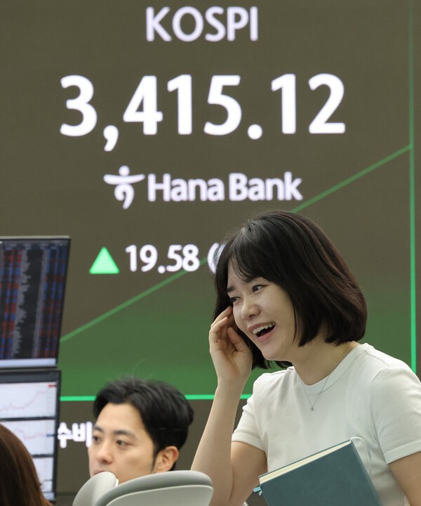 15일 서울 중구 하나은행 본점 딜링룸에서 직원들이 업무를 보고 있다. (사진=연합뉴스)