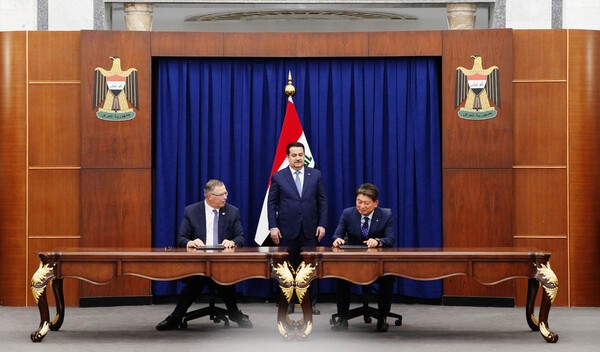 패트릭 푸얀 토탈에너지스 CEO와 류성안 현대건설 플랜트사업본부장, 모하메드 시아 알수다니 총리(가운데)가 지켜보는 가운데 계약을 체결하고 있다. (사진=현대건설)