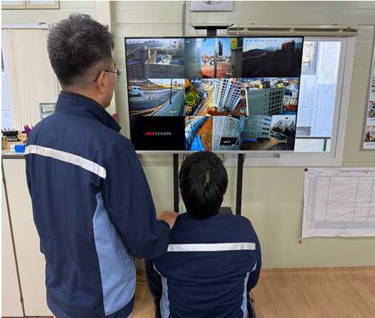 건설현장에서 직원들이 안전점검을 하고 있다.(사진=LH)