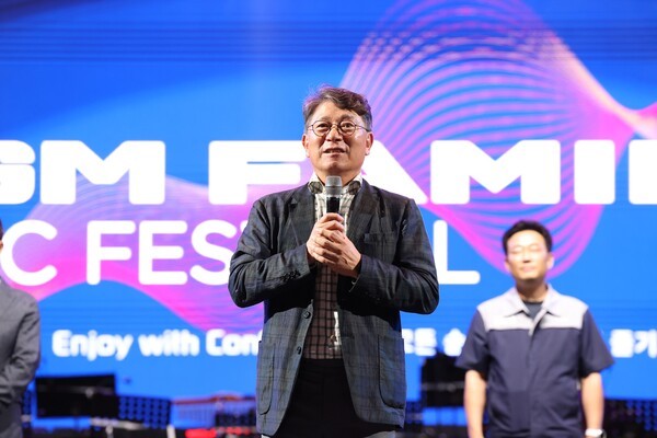 곽재선 KGM 회장이 지난 13일 평택 본사에서 열린 음악회에 참석해 인사말을 하는 모습 (사진=KG모빌리티)