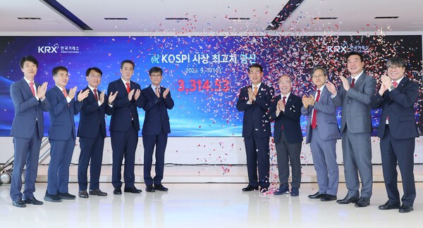 코스피가 종가 기준 사상 최고치를 기록한 10일 오후 부산 남구 한국거래소에서 정은보 한국거래소 이사장을 비롯한 관계자들이 축하 세리머니를 하고 있다.  (사진=연합뉴스)