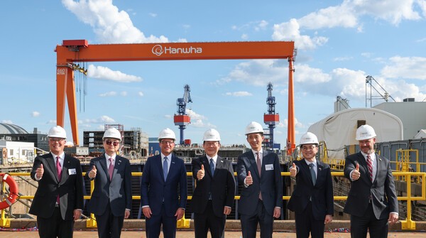 지난달 미국 필라델피아에 위치한 한화필리조선소에서 미국 해사청이 발주한 국가안보다목선박의 명명식을 개최한 후 참석자들이 기념사진을 찍고 있다 (사진=한화그룹)