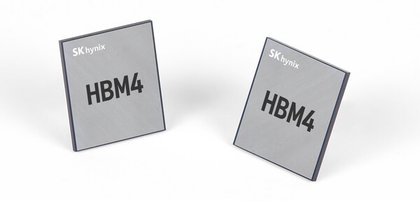 SK하이닉스는 초고성능 인공지능(AI) 메모리 신제품인 HBM4 개발을 성공적으로 마무리하고 양산 체제를 세계 최초로 구축했다고 12일 밝혔다. 사진은 SK하이닉스가 양산체제를 구축한 HBM4. (사진=SK하이닉스)