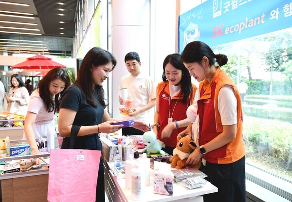 지난 12일 SK에코플랜트 본사에서 열린 사내 자원순환 기부프로그램 연계 바자회에서 구성원들이 물품을 구매하고 있는 모습 (사진=SK에코플랜트)