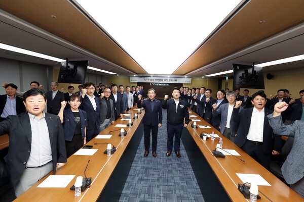 김보현 대우건설 사장(중앙 왼쪽), 심상철 대우건설 노동조합 위원장(중앙 오른쪽) (사진=대우건설)