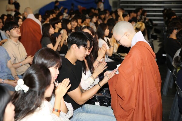 연비의식에서 한 스님이 '2025 영캠프' 참여 학생에게 단주를 전달하고 있다.(사진=동국대학교)