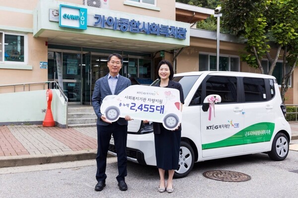 지난 16일 임선준 KT&G복지재단 사무처장(왼쪽)이 이은아 군포시가야종합사회복지관 관장(오른쪽)과 함께 기념사진 촬영을 하고 있는 모습. (사진=KT&G)