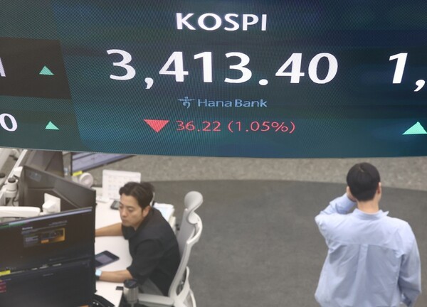 17일 오후 서울 중구 하나은행 본점 딜링룸 현황판에 코스피 지수가 표시돼 있다. (사진=연합뉴스)