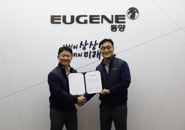 동양 관계자들이 임금협상 위임 협약을 체결하고 기념사진을 찍고 있다.(사진=동양)