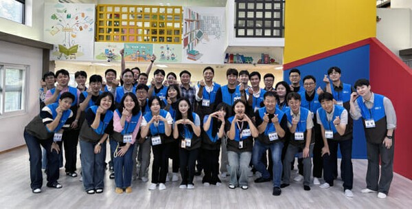 GS리테일 임직원 봉사단 'GS나누미'가 17일 서울 양천구 소재 서울SOS지역아동복지센터에서 봉사활동을 진행했다. (사진=GS리테일)