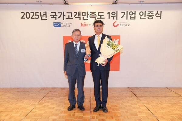 이신혁 오뚜기라면 사장(오른쪽)이 홍준호 조선일보 대표이사와 기념 촬영을 하고 있다. (사진=오뚜기)