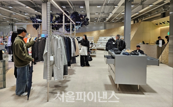 소비자들이 매장에서 옷을 구경하고 있다. (사진=권서현 기자)