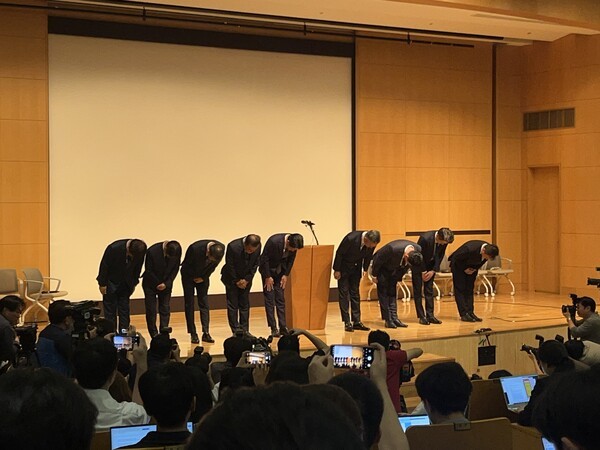 18일 서울 중구 부영태평빌딩에서 열린 롯데카드 언론 브리핑 시작에 앞서 대국민 사과를 전하는 경영진 (사진=박영선 기자)