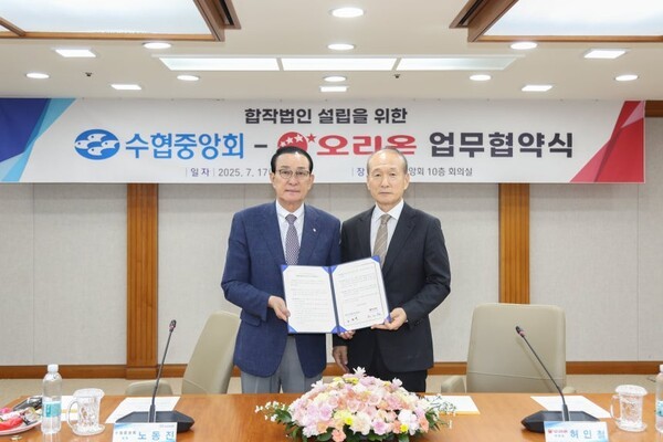 노동진(왼쪽) 수협중앙회장과 허인철 오리온 그룹 부회장이 7월 17일 수협중앙회 본사에서 김 산업 고도화 등을 목적으로 한 합작법인 설립을 위한 MOU를 체결하고 있다. (사진=수협중앙회)
