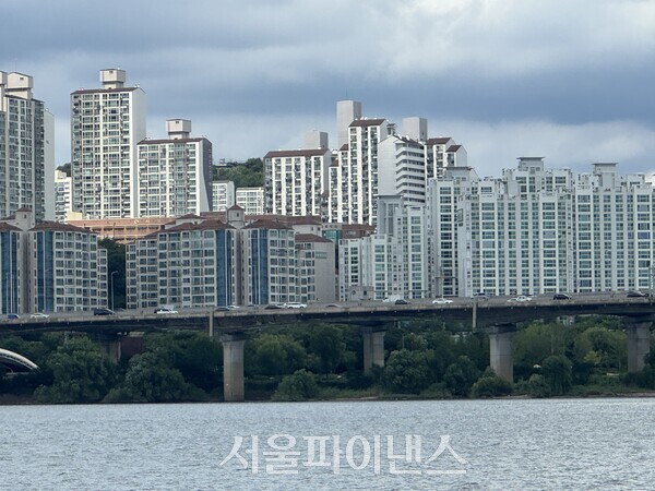 한강에서 바라 본 서울 아파트들 (사진=오세정 기자)